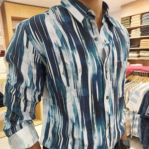 Chemise décontractée 100% coton pour hommes, coupe régulière, respirante et écologique, avec fermeture à boutons en corne et imprimé. - Product Image 1