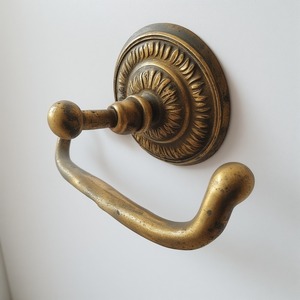 Porte-papier hygiénique mural décoratif en bronze rustique Travail manuel artisanal conçu pour les intérieurs élégants - Product Image 6