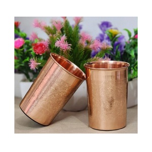 Taza de cobre puro premium hecha a mano para mejorar la hidratación diaria con beneficios naturales de desintoxicación y elegancia artesanal pulida. - Product Image 5