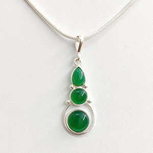 Pendentif en onyx vert en forme de goutte d'eau, 1,6 gramme, serti clos avec technologie d'incrustation - Product Image 1