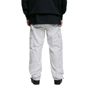 Pantalon utilitaire gris clair Style Streetwear Tissu durable Poignets de cheville réglables Poches zippées cachées Coupe moderne Confort de tous les jours - Product Image 3