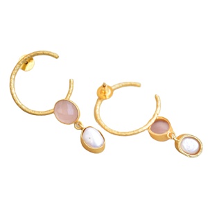Boucles d'oreilles pendantes en laiton tendance, perles d'eau douce, faites à la main, plaqué or 18 carats, vente en gros - Product Image 4