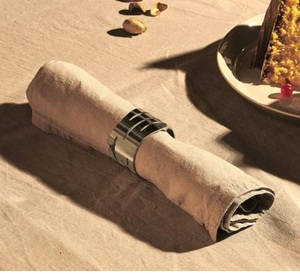 Anneaux de serviette en acier inoxydable de qualité supérieure avec gravures uniques et construction durable, parfaits pour les mariages ou les dîners - Product Image 1