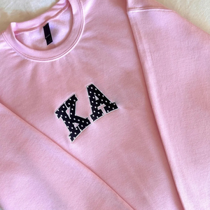 AXO Sisterhood เสื้อคอกลมปักลายจุดสีชมพู/เสื้อสเวตเชิ้ตสำหรับชมรมนักเรียน/เครื่องแต่งกายกรีก งานปักแบบเรียบสีดำและสีขาว - Product Image 6