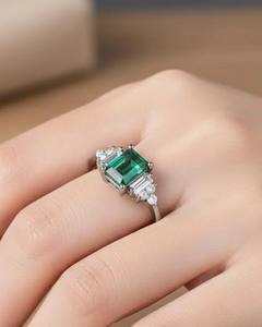 Bague en émeraude de culture verte taille émeraude, argent sterling 925, pierres latérales blanches AD, bijoux élégants pour femmes, émeraude de culture - Product Image 2