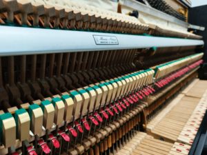 Piano Vertical Mecánico de Segunda Mano KAWAI KU2 Hecho en Japón, Excelente Calidad de Sonido - Product Image 6