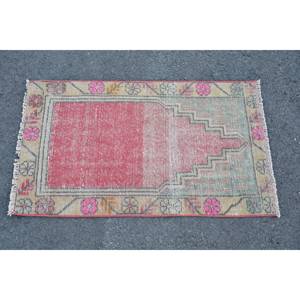 Alfombra turca vintage de lana roja y beige de 1,9x3,3 pies con diseño de retazos para pasillo o dormitorio con respaldo de látex - Product Image 3