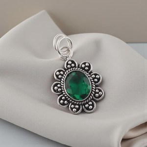 Colgante de Esmeralda Verde en Plata de Ley 925, Joyería con Piedras Preciosas, Regalo de Cumpleaños de Mayo para Mujeres y Niñas, Clásico y Elegante - Product Image 1