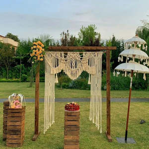 Grande toile de fond de mariage en macramé et bois - Product Image 1