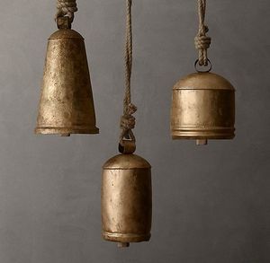 Grandes campanas de vaca de hierro de inspiración antigua con bucles colgantes para cabras y graneros de granja con atractivo de metal rústico - Product Image 2