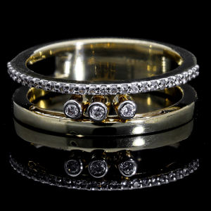 Anillo contemporáneo de diamantes naturales de oro de 14 quilates con aspecto de doble banda con parte superior pavimentada y conjunto de bisel Triple diamante Acentos debajo - Product Image 1