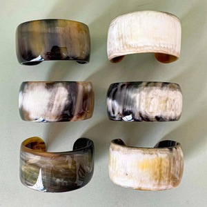 Bracelets en corne d'accessoires de bijoux faits à la main pour femmes de conception unique pour une occasion spéciale - Product Image 3