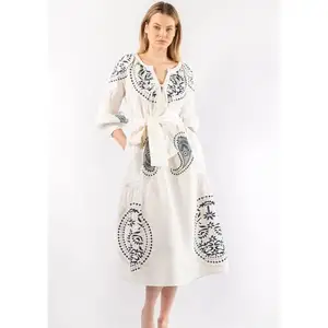 新款时尚批发复古外观白色乌克兰刺绣连衣裙带流苏长袖长马克西连衣裙