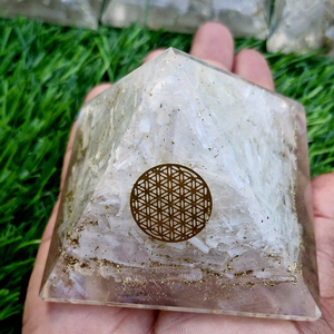 Pyramide d'orgonite en sélénite, générateur d'énergie, triangle, pyramide d'orgonite en sélénite pour la méditation, le yoga, l'énergie positive, cristal - Product Image 1