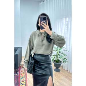 Blusa Elegante con Cuello de Lazo para Mujer LUSTRIN, Tela de Mezcla de Viscosa y Nailon Color Caqui para Uso Casual y de Oficina - Product Image 2