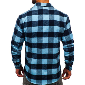 Camisa de franela con bolsillos en el pecho en patrón de cuadros azules y blancos con camisa protectora blindada para hombres para mayor seguridad - Product Image 4