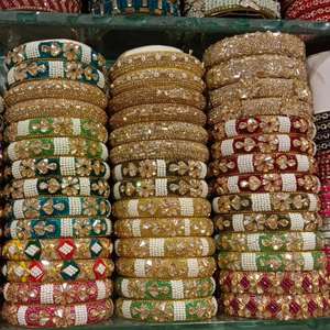 Bracelets à la mode Kundan Latkan avec de superbes bracelets à la mode en pierre de perle pour les mariages et les vêtements de fête - Product Image 1