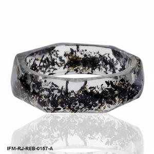 Bracelet en résine transparente fait à la main avec des inclusions de flocons noirs, bracelet géométrique hexagonal pour femme - Product Image 1