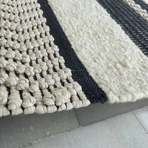 Alfombra Dhurrie de algodón de lana hecha a mano india de estilo marroquí personalizada, diseño antideslizante de rayas cuadradas modernas para uso doméstico en hoteles - Product Image 1