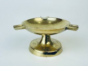 Cenicero decorativo de latón hecho a mano para habitaciones de fumadores con detalles intrincados que agregan un toque real a los interiores - Product Image 5