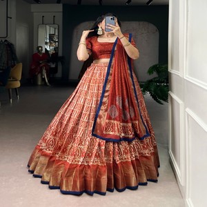 Conjunto de Lehenga Choli VASTRA COTTAGE con Estampado Batik de Seda Dola, Lehenga y Blusa con Bordado Zari, Ropa Étnica de Diseñador - Product Image 6