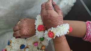 Haldi สร้อยข้อมือมีสายรัดข้อมือลายดอกไม้สำหรับงานแต่งงานของขวัญเพื่อนเจ้าสาว mehendi - Product Image 4