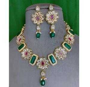 Ensemble collier et boucles d'oreilles élégants de qualité supérieure en laiton plaqué or avec un aspect de moissanite pour les mariages et les soirées, pour femmes - Product Image 1