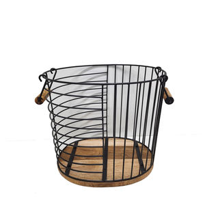 Panier en fil de fer en métal en vrac fait à la main forme ronde noir fini pour panier de rangement de fruits et légumes de table avec poignée en bois - Product Image 1