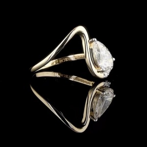 แหวนหมั้นทองคำหรูหราสำหรับผู้หญิง ประดับเพชรทรงลูกแพร์ ดีไซน์ทันสมัย ได้รับการรับรอง สำหรับงานแต่งงานและสวมใส่ในชีวิตประจำวัน - Product Image 4