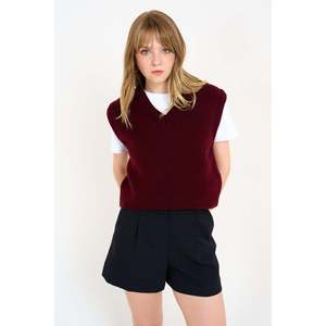 เสื้อสเวตเตอร์คอวีสีเบอร์กันดีแบบเรียบ - Product Image 2