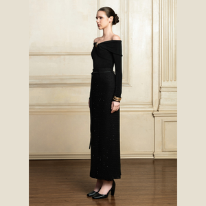 Con un corte moderno fuera del hombro, el TOP de punto GWEN está diseñado en tela flexible de punto brillante para mujeres con estilo - Product Image 5