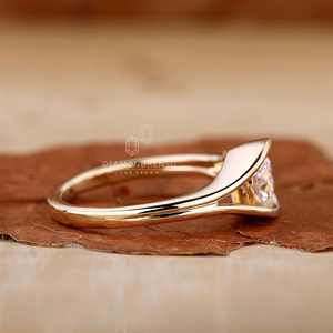 Bague de fiançailles solitaire en diamant de laboratoire rond en forme d'oeil Design de luxe Bijoux faits à la main personnalisés Bague de fiançailles Bijoux en or - Product Image 2