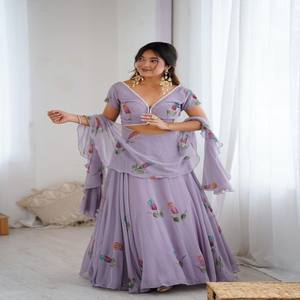 Conjunto de Lehenga VASTRA COTTAGE de Georgette Pura Pintada a Mano con Blusa Acolchada con Encaje de Perlas y Dupatta con Patrón de Cascada - Product Image 3