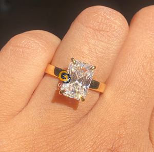Bague de fiançailles solitaire pour femme en or jaune massif 10K, avec diamant de laboratoire taille radiant de 3 carats, sertie à griffes, à bande large, tendance - Product Image 3