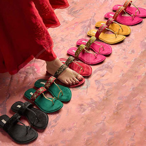 Chaussures plates décontractées pour femmes, style Kolhapuri, pour l'été, tendance mode mariage, antidérapantes, imprimées, dessus en soie brute - Product Image 6