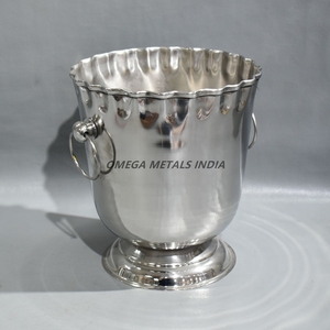 Cubo de hielo de acero inoxidable pulido brillante con asas laterales, enfriador minimalista de vino y cerveza de champán para fiestas y bares - Product Image 1