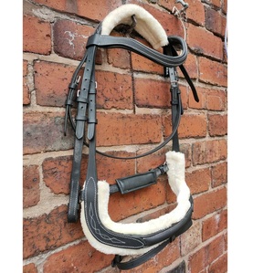 Bride anatomique avec fourrure amovible avec point de fantaisie sur muserolle Meilleure nouvelle bride anatomique Bride anatomique en cuir pour cheval - Product Image 1
