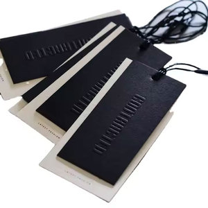 Étiquette de suspension de vêtements personnalisée Conception et production d'étiquettes de suspension de vêtements - Product Image 1