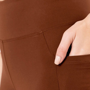 Fournisseur de vêtements OEM Pantalon de survêtement évasé pour femmes Logo personnalisé et options de couleur Confortable pour une mode active - Product Image 5