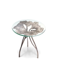 Table basse en aluminium finement travaillée avec thème floral orné et verre durable idéal pour les espaces de vie spacieux - Product Image 1
