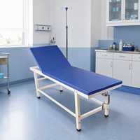 Table d'examen médicale réglable bleue rembourrée avec poteau porte-perfusion pour salle d'examen hospitalière et ambulatoire