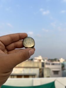 Cristal de pyrite doré naturel en gros avec symbole Zibu sculpté | Pierre de richesse et de prospérité pour le Feng Shui, la guérison énergétique - Product Image 4