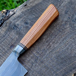 Couteau de chef japonais Santoku personnalisé fait à la main avec lame en acier damas manche en bois d'olivier avec gaine en cuir préparation des aliments - Product Image 3