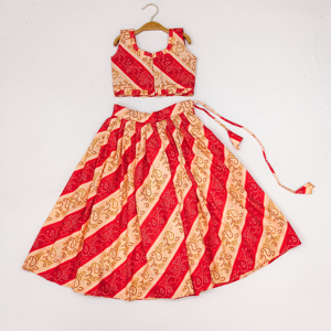Ensemble Lehenga Choli traditionnel rouge Bandhani Rajwadi pour enfants de Shoryam Fashion |   Robe longue à séchage rapide pour Diwali, mariage et fêtes - Product Image 2