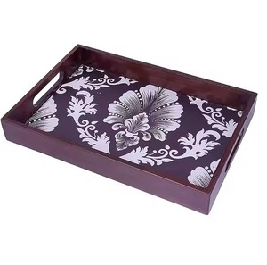 Bandeja de esmalte de madera de inspiración antigua con borde floral con un diseño atemporal y un acabado de esmalte suave - Product Image 1