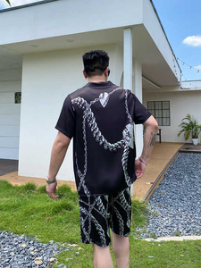 Top Trending Velour Satin Silk Men's Casual Blue Letter Print Shirt and Shorts Conjunto de dos piezas Diseño original para el invierno - Product Image 2