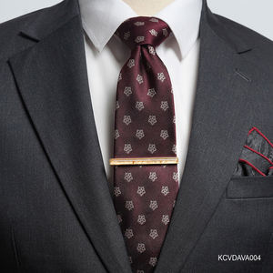 Pinza de corbata chapada en oro de 18 quilates para hombre con piedras preciosas de cuarzo rutilado dorado Fengshui (KCVDAVA004) de la colección Tinh Vu - Product Image 2