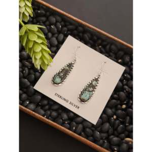 Pendientes Colgantes Hechos a Mano en Plata de Ley y Turquesa Negra Estilo Navajo con Forma de Gota de Agua - Product Image 4