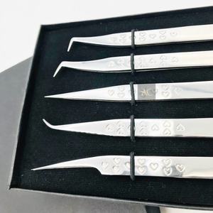 แหนบต่อขนตาสแตนเลสสตีลสีเงินแบบขายส่ง พร้อมโลโก้สั่งทำ ด้ามจับรูปหัวใจ แข็งแรง ทนทาน สำหรับใช้ต่อขนตา - Product Image 6