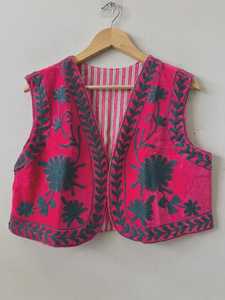 Chaleco Suzani Rosa Oscuro, Chaleco Bordado Estilo Boho, Chaqueta Étnica sin Mangas, Ropa Boho para Festivales, Chaleco con Bordado Artesanal - Product Image 4